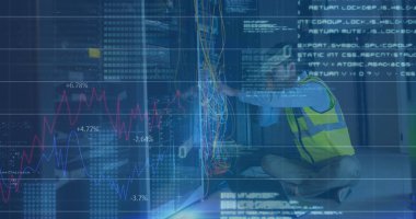 Çalışan üzerinden dijital arayüz ve veri işleme görüntüsü. küresel iş, finans, dijital arayüz ve bağlantılar konsepti dijital olarak oluşturulmuş görüntü.