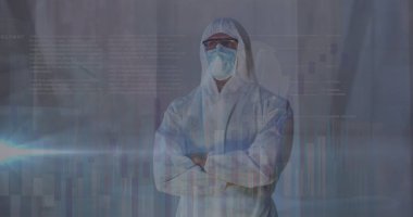 Yüz maskeli beyaz bir erkek doktorun veri işleme görüntüsü. covid 19 pandemik konsept sırasında dijital olarak üretilen küresel tıp ve veri işleme.