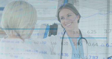 Kafkasyalı kadın doktorların konuştuğu finansal veri işleme görüntüsü. küresel tıp, sağlık hizmetleri ve veri işleme kavramı dijital olarak oluşturulmuş görüntü.