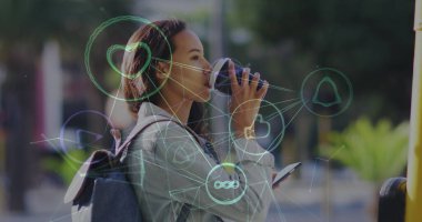 Sokakta kahve içen mutlu melez kadın yerine sosyal medya ikonlarının görüntüsü. eğlence, küresel iletişim ve sosyal ağ teknolojisi yaşam tarzı kavramı dijital olarak oluşturulmuş görüntü.