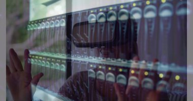 Sunucu odasında video kulaklık kullanan kadınların görüntüleri. küresel bağlantılar, iş dünyası, dijital arayüz, teknoloji ve ağ konsepti dijital olarak oluşturulmuş görüntü.