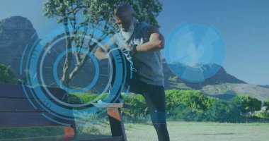 Sahilde gerinen yaşlı Afro-Amerikan bir adamın görüntüsü. sağlıklı, aktif yaşam tarzı, bağlantılar ve dijital arayüz konsepti dijital olarak oluşturulmuş görüntü.