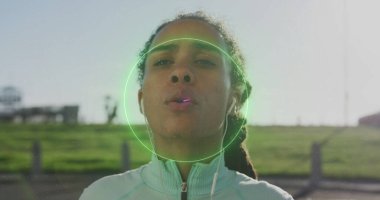 Parkta nefes alan melez kadınların üzerinde hareket eden şekiller. sağlık ve zindelik kavramı dijital olarak oluşturulmuş görüntü.