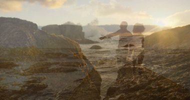 Doğada yürüyen Afrikalı Amerikalı bir çiftin üzerindeki ışıklar. Ulusal yürüyüş günü, dijital olarak üretilen sağlıklı yaşam tarzı.