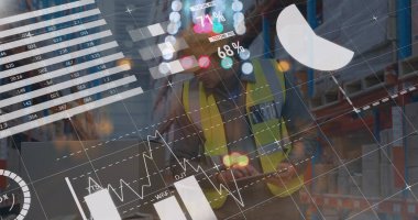 Beyaz erkek depo çalışanı üzerinde grafikler ve finansal veriler. ticari, finans, ekonomi ve paket konsepti dijital olarak oluşturulmuş imaj.