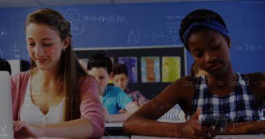 Matematiksel denklemlerin okulda elektronik cihazlar kullanan çocuklar üzerindeki görüntüsü. eğitim, öğrenme ve teknoloji konsepti dijital olarak oluşturulmuş görüntü.