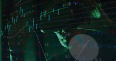 Bilgisayar sunucusu tarafından VR kulaklığı takılmış Asyalı erkek görüntüsü. veri işleme, bulut hesaplama konsepti ve teknoloji konsepti dijital olarak oluşturulmuş görüntü.