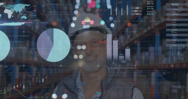 Grafikler ve finansal veriler beyaz, erkek bir depo çalışanı üzerinde. finans, ekonomi, iş ve paket kavramı dijital olarak oluşturulmuş görüntü.