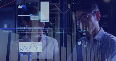 Veri işleme görüntüsü, çeşitli erkek ve kadın bilgisayar sunucuları tarafından tasarlanıyor. veri işleme, bulut hesaplama konsepti ve teknoloji konsepti dijital olarak oluşturulmuş görüntü.