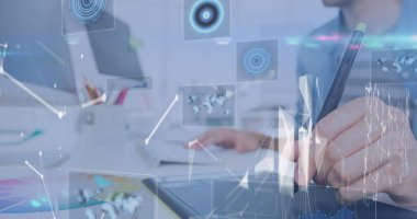 Ekranda grafik tableti kullanan adamın tarandığı veri işleme ve dürbün görüntüsü. iş, finans ve veri işleme kavramı dijital olarak oluşturulmuş görüntü.