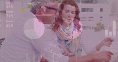 DNA dizilimi ve istatistikler, toplantıdaki iş adamları üzerinde veri işleme. küresel bilim, iş, veri işleme ve dijital arayüz kavramı dijital olarak oluşturuldu.