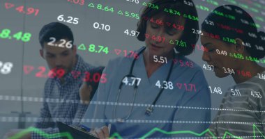 Kafkas kadın doktor ve hastasının mali veri işleme görüntüsü. küresel tıp, sağlık hizmetleri ve veri işleme kavramı dijital olarak oluşturulmuş görüntü.