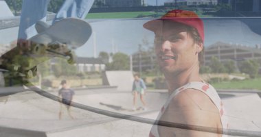 Kafkasyalı kaykaycı adamın kaykay parkında gülümseyen beyaz adam görüntüsü. hobi ve yaşam tarzı kavramı dijital olarak oluşturulmuş görüntü.