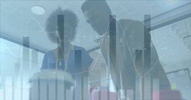 Ofiste konuşan yaratıcı moda tasarımcılarının mali istatistikleri. finans, iş ve işyeri konsepti dijital olarak oluşturulmuş imaj.