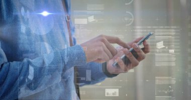 Akıllı telefon kullanan beyaz iş adamının istatistik ve mali veri işleme görüntüsü. küresel iş, bağlantılar ve veri işleme kavramı dijital olarak oluşturulmuş görüntü.