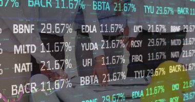 Toplantıdaki mimarların finansal veri işleme görüntüsü. küresel iş, bağlantılar ve veri işleme kavramı dijital olarak oluşturulmuş görüntü.