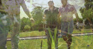 Golf sahasında golf oynayan Kafkasyalı yaşlı bir çiftin üzerindeki ağaçların görüntüsü. global sporlar, golf ve sağlıklı yaşam tarzı kavramı dijital olarak oluşturulmuş imaj.