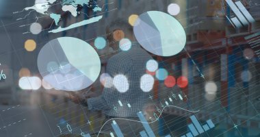 Beyaz erkek depo çalışanı üzerinde grafikler ve finansal veriler. finans, ekonomi, iş ve paket kavramı dijital olarak oluşturulmuş görüntü.