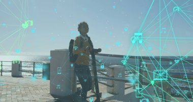 Gezinti güvertesinde scooter 'la yürüyen melez bir kadın için medya simgeleri. sağlık ve zindelik kavramı dijital olarak oluşturulmuş görüntü.