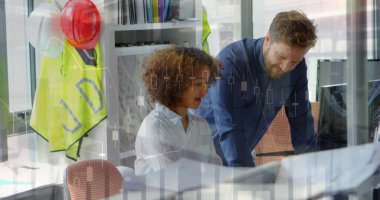 Erkek ve kadın mimarların tartıştığı istatistiklerin görüntüsü. iş, geliştirme ve üretkenlik kavramı dijital olarak oluşturulmuş görüntü.