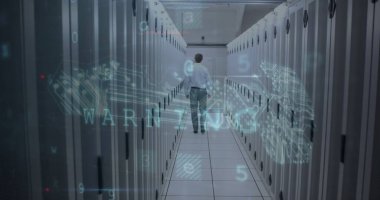 Beyaz adamın sunucu odasında siber saldırı uyarısı var. küresel internet güvenliği, bağlantılar ve veri işleme kavramı dijital olarak oluşturulmuş görüntü.