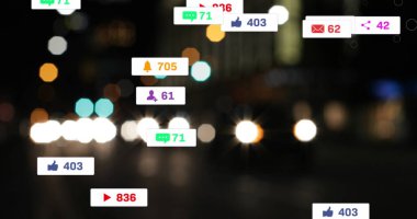 Odak şehir ve trafik ışıkları dışında sosyal medya simgeleri ve numaralar. küresel sosyal medya, bağlantılar ve dijital arayüz konsepti dijital olarak oluşturulmuş görüntü.