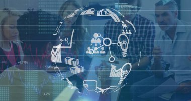 Çeşitli iş adamları üzerinde dijital arayüz ve simgeler. dijital arayüzler kavramı ve bağlantılar konsepti dijital olarak oluşturulmuş görüntü.