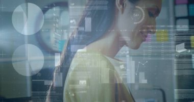 Ofisteki çift ırklı iş kadınının veri işleme görüntüsü. Küresel iş, finans ve dijital arayüz kavramı dijital olarak oluşturulmuş görüntü.