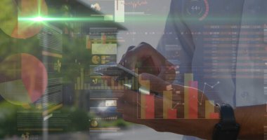 Akıllı telefon kullanan beyaz iş adamının istatistik ve mali veri işleme görüntüsü. küresel iş, bağlantılar ve veri işleme kavramı dijital olarak oluşturulmuş görüntü.