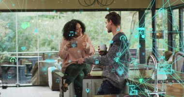 Medya simgelerinin evde kahve içen mutlu çiftler üzerindeki görüntüsü. küresel iletişim ve dijital arayüz teknolojisi yaşam tarzı kavramı dijital olarak oluşturulmuş görüntü.