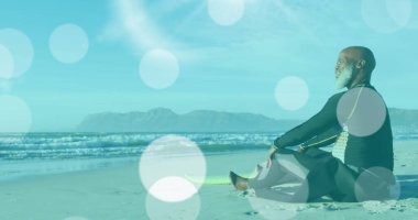 Sahilde ışık noktalarının üzerinde oturan Afrika kökenli Amerikalı sörfçünün resmi. eğlence ve refah konsepti dijital olarak oluşturulmuş görüntü.