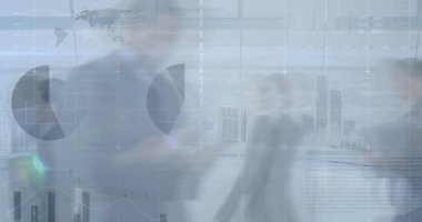 Yürüyen iş adamları üzerinde finansal veri işleme görüntüsü. küresel iş, finans ve dijital arayüz kavramı dijital olarak oluşturulmuş görüntü.