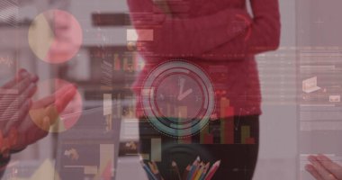 İş adamlarının toplantıda el çırpması üzerine saat, istatistik ve veri işleme resmi. küresel iş, veri işleme ve dijital arayüz kavramı dijital olarak oluşturulmuş görüntü.