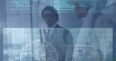 İki farklı iş adamının konuştuğu finansal veri işleme görüntüsü. küresel iş, finans ve dijital arayüz kavramı dijital olarak oluşturulmuş görüntü.