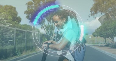 Neon yuvarlak tarayıcı Afro-Amerikan kadın portresine karşı sokakta akıllı bakışlarını kullanıyor. teknoloji kavramı