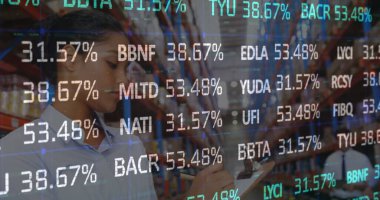 Depoda çalışan bir kadının mali veri işleme görüntüsü. küresel taşımacılık, çevrimiçi alışveriş ve veri işleme kavramı dijital olarak oluşturulmuş görüntü.