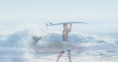 Sörf yapan insanların çift pozlama görüntüsü. spor, boş zaman, aktif boş zaman konsepti dijital olarak oluşturulmuş görüntü.