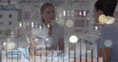 Toplantıdaki iş adamları üzerinde istatistik ve mali veri işleme görüntüsü. küresel iş, bağlantılar ve veri işleme kavramı dijital olarak oluşturulmuş görüntü.