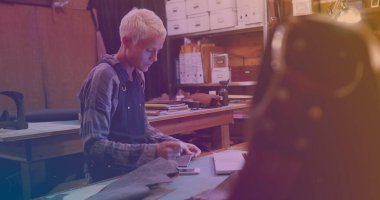 Beyaz kadın işçinin atölyede akıllı telefonu tamir edişinin görüntüsü. iş ve iş konsepti dijital olarak oluşturuldu.