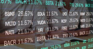 Toplantıdaki iş adamlarının finansal veri işleme görüntüsü. küresel iş, bağlantılar ve veri işleme kavramı dijital olarak oluşturulmuş görüntü.