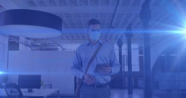 Kafkasyalı bir adamın, işe giderken maske takıp akıllı telefon kullanarak yürüdüğü bir görüntü. İşe yürüyerek gidildiği gün, şehirdeki banliyö sakinleri covid 19 salgınında dijital ortamda görüntü oluşturuyorlar..