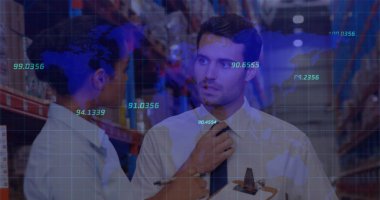 Depodaki çeşitli iş adamlarının finansal veri işleme ve dünya haritası. küresel sevkiyat, dağıtım ve bağlantılar konsepti dijital olarak oluşturuldu.