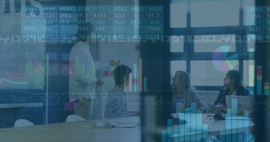 Toplantıdaki farklı iş adamları grubunun veri işleme görüntüsü. küresel iş, finans, bağlantılar ve dijital arayüz konsepti dijital olarak oluşturulmuş görüntü.