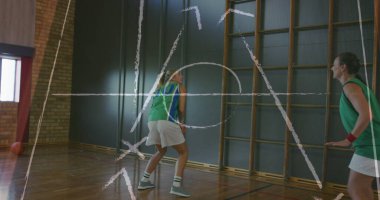 Çeşitli bayan basketbol oyuncuları üzerine oyun planı çizimi. Spor ve rekabet konsepti dijital olarak oluşturulmuş imaj.