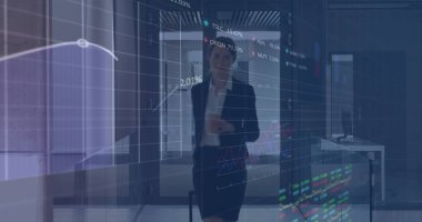 Ofisinde bavulu olan gülümseyen beyaz iş kadınının veri işleme görüntüsü. küresel iş, finans ve dijital arayüz kavramı dijital olarak oluşturulmuş görüntü.