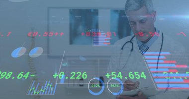 Kafkas erkek doktor üzerinden finansal veri işleme görüntüsü. küresel tıp, sağlık hizmetleri ve veri işleme kavramı dijital olarak oluşturulmuş görüntü.