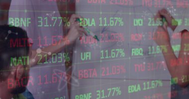 Toplantıdaki iş adamlarının mali veri işleme görüntüsü. küresel iş, veri işleme ve dijital arayüz kavramı dijital olarak oluşturulmuş görüntü.