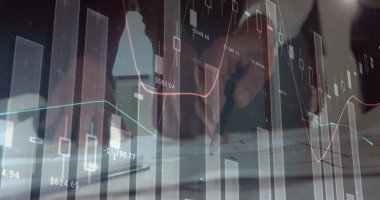 Toplantıdaki iş adamları üzerinde istatistik ve mali veri işleme görüntüsü. küresel iş, bağlantılar ve veri işleme kavramı dijital olarak oluşturulmuş görüntü.