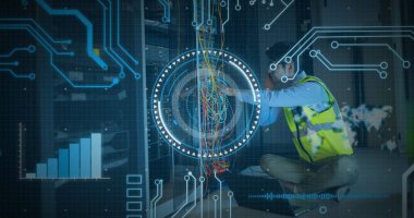 Çalışan üzerinden dijital arayüz ve veri işleme görüntüsü. küresel iş, finans, dijital arayüz ve bağlantılar konsepti dijital olarak oluşturulmuş görüntü.