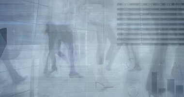 Yürüyen iş adamları üzerinde finansal veri işleme görüntüsü. küresel iş, finans ve dijital arayüz kavramı dijital olarak oluşturulmuş görüntü.